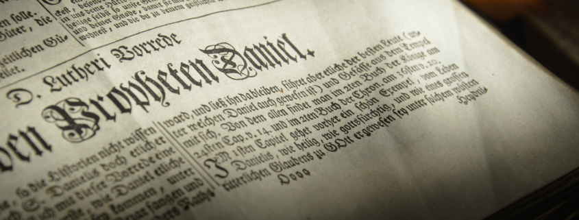Eine alte Buchseite über den Propheten Daniel