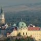 Eine Ansicht des Stifts Klosterneuburg mit Wald im Hintergrund