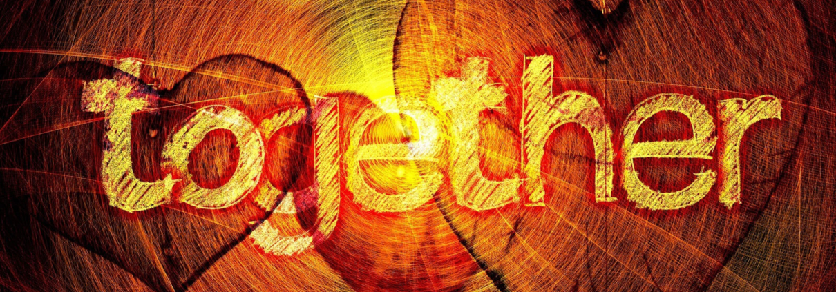 Stilisierte Herzen und ein Schriftzug "together"