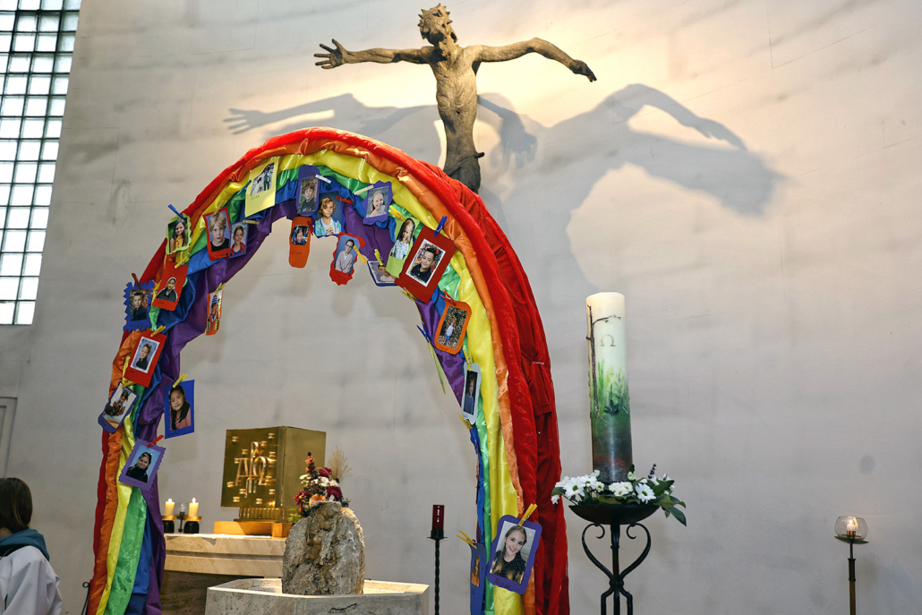 Ein bunter Bogen mit Bildern der Erstkommunionkinder in der Kirche Schönbrunn-Vorpark