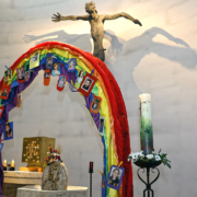 Ein bunter Bogen mit Bildern der Erstkommunionkinder in der Kirche Schönbrunn-Vorpark