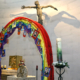 Ein bunter Bogen mit Bildern der Erstkommunionkinder in der Kirche Schönbrunn-Vorpark