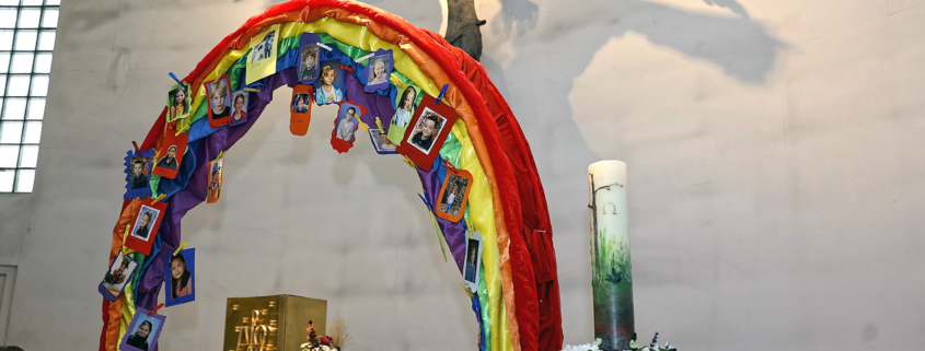 Ein bunter Bogen mit Bildern der Erstkommunionkinder in der Kirche Schönbrunn-Vorpark