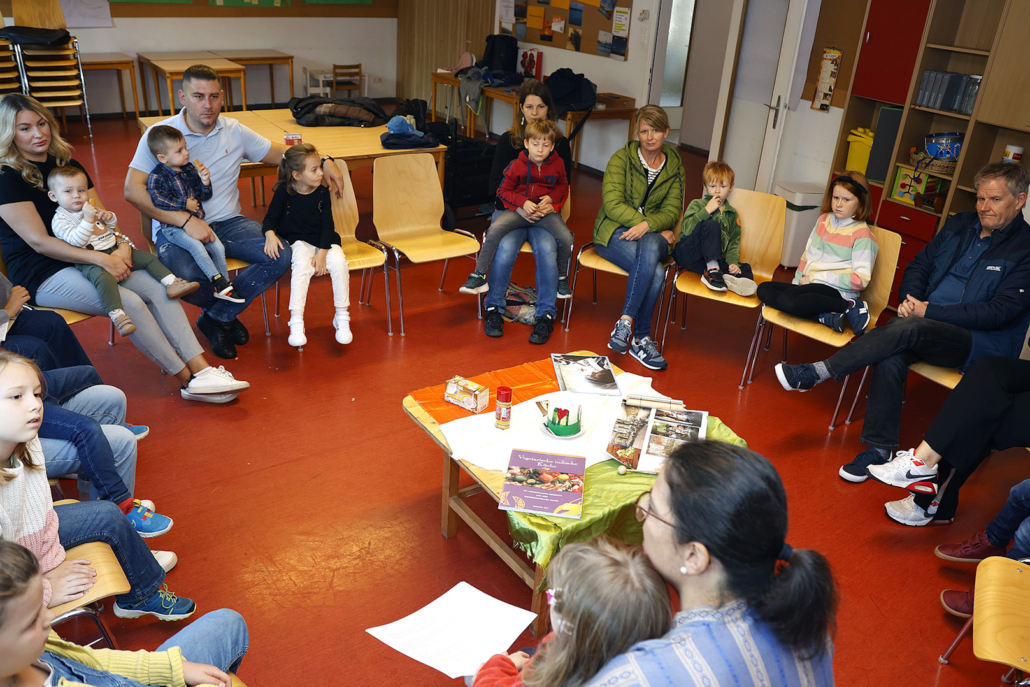 Kinder beim Kinderwortgottesdienst parallel zur Hl. Messe in Schönbrunn-Vorpark