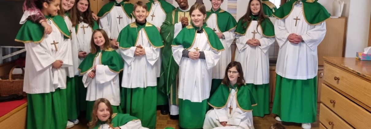 Die Ministrantenschar aus Neufünfhaus mit Father Endale