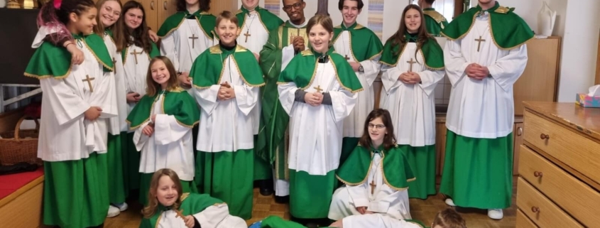 Die Ministrantenschar aus Neufünfhaus mit Father Endale