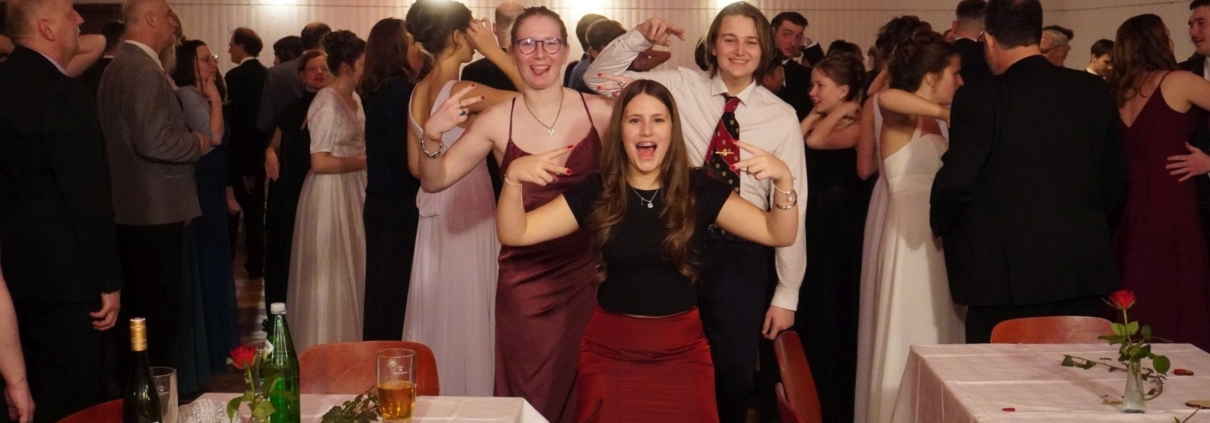 Feiernde junge Menschen am Pfarrball 2025