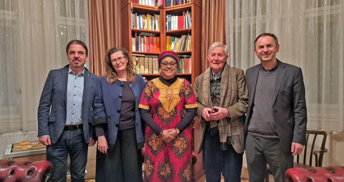 DIe Gäste des Iftar 2025 im Arbeitszimmer von Pfarrer Martin