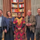 DIe Gäste des Iftar 2025 im Arbeitszimmer von Pfarrer Martin