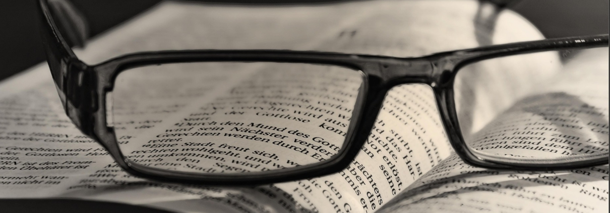 Brille liegt auf einer Bibel