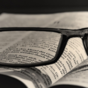 Brille liegt auf einer Bibel