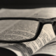 Brille liegt auf einer Bibel