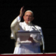 Papst Franziskus beim Segen auf dem Balkon des Vatikan