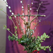 Geschmücktes Vortragskreuz für Palmsonntag in Schönbrunn-V