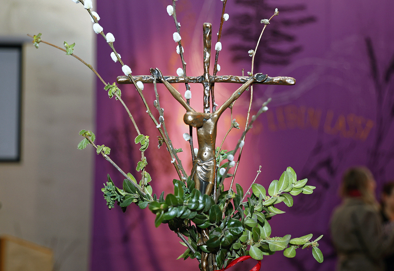 Geschmücktes Vortragskreuz für Palmsonntag in Schönbrunn-V