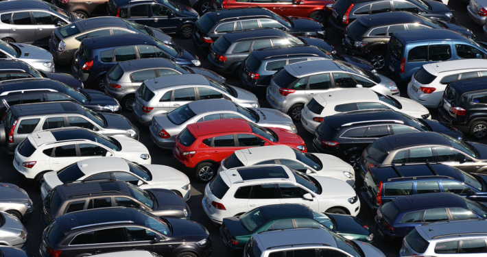 Autos dicht gedrängt auf einem Parkplatz