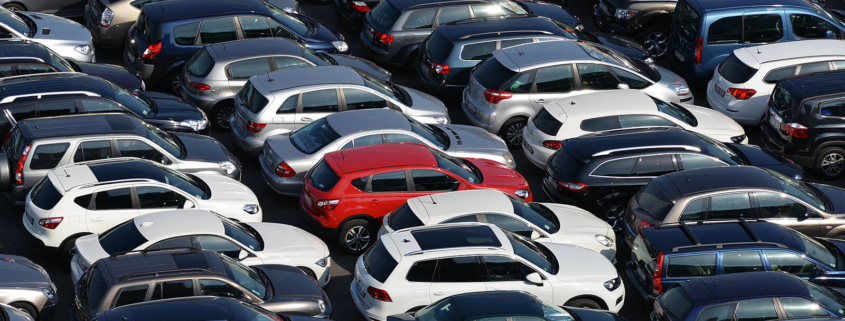 Autos dicht gedrängt auf einem Parkplatz