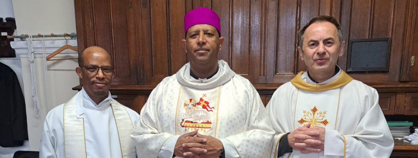 Pater Endale Haile Fereja, Bischof Teshome Lukas Fikre Woldetensae und Pfarrer Martin (v.l.n.r.) in der Sakristei von Rudolfsheim