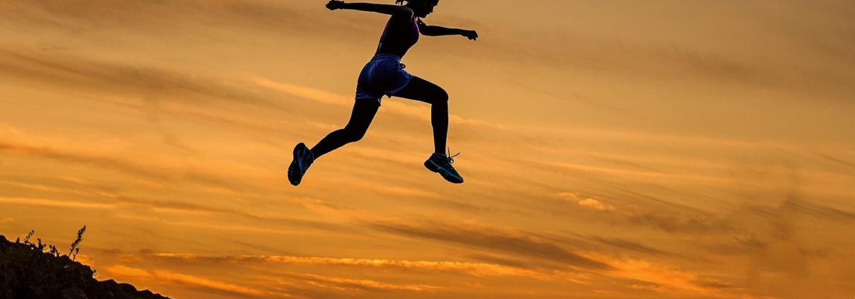 Frau springt über Abgrund