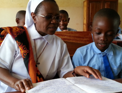 Sr. Betty mit Kindern in der Ritaliza-Schule