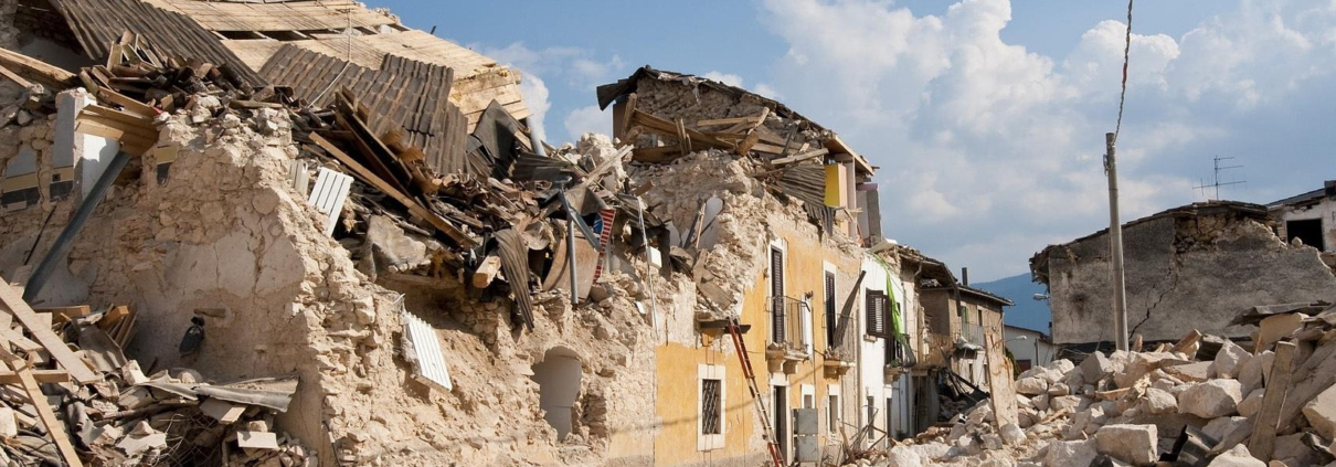 Ortschaft durch Erdbeben zerstört