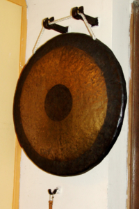 Der Gong in der Kirche Neufünfhaus