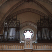 Blick vom Kirchenraum zur Rudolfsheimer Orgel