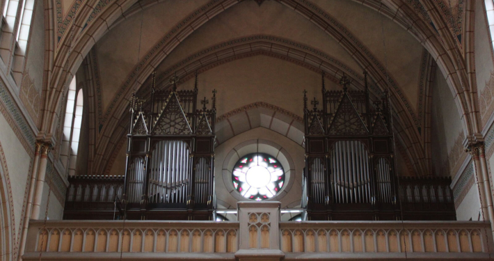 Blick vom Kirchenraum zur Rudolfsheimer Orgel