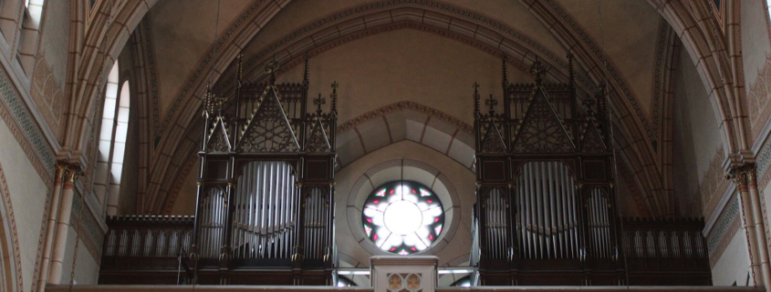 Blick vom Kirchenraum zur Rudolfsheimer Orgel
