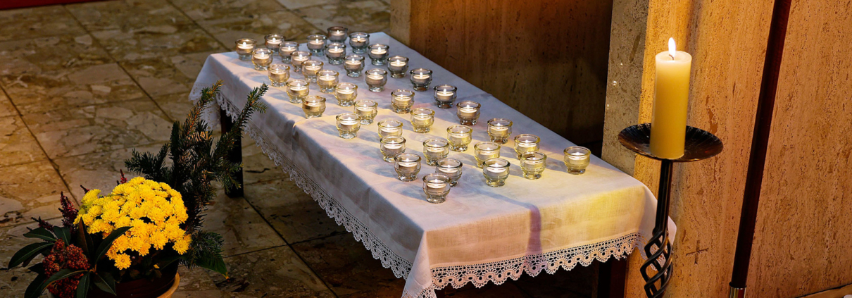 Die zahlreichen Kerzen erinnern uns an die Verstorbenen.