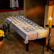 Die zahlreichen Kerzen erinnern uns an die Verstorbenen.