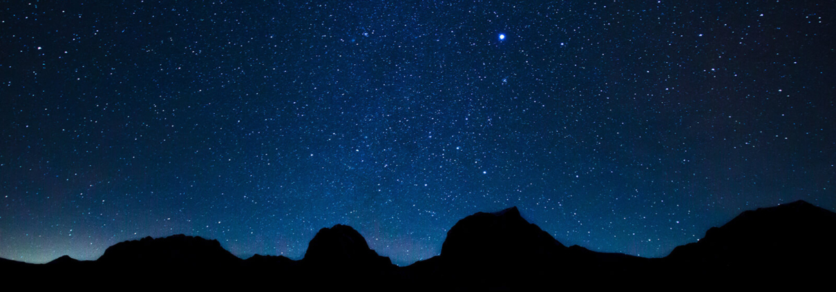 Ein Sternenhimmel über einer Bergkette
