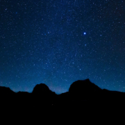 Ein Sternenhimmel über einer Bergkette