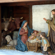 Eine Szene aus einer Bauernkrippe: Ein Hirtenjunge gibt dem Jesuskind einen Apfel