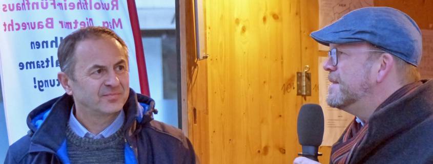 Pfarrer Martin und Bezirksvorsteher Baurecht bei der Eröffnung des Weihnachtsdorfs 2025