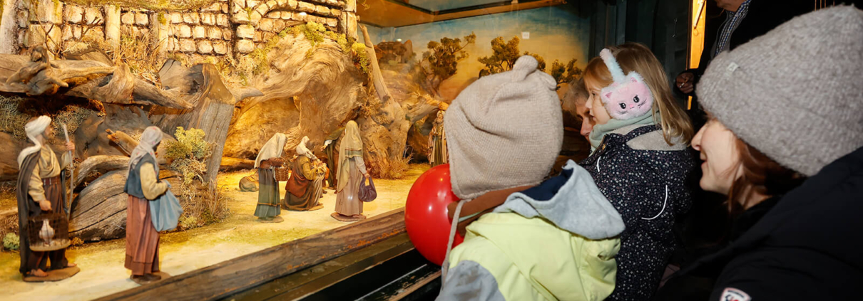 Kinder vor der Krippe beim Weihnachtsdorf Rudolfsheim-Fünfhaus