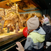Kinder vor der Krippe beim Weihnachtsdorf Rudolfsheim-Fünfhaus
