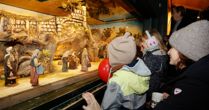 Kinder vor der Krippe beim Weihnachtsdorf Rudolfsheim-Fünfhaus