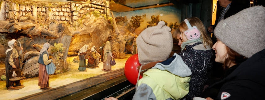 Kinder vor der Krippe beim Weihnachtsdorf Rudolfsheim-Fünfhaus