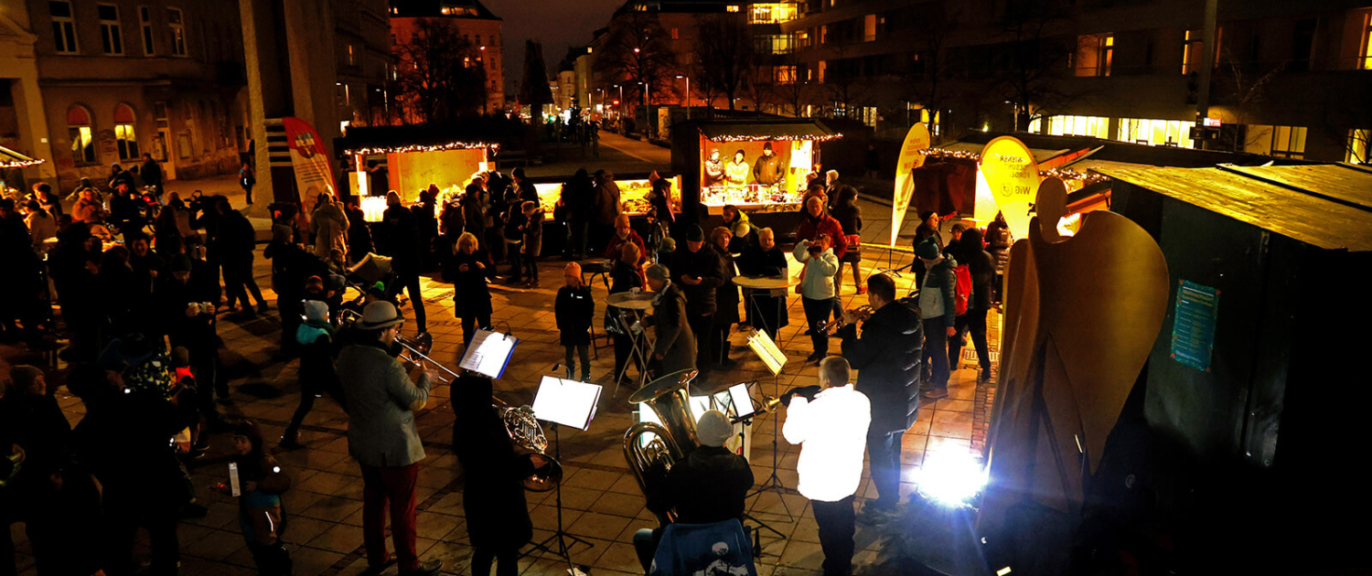 Blick über das Weihnachtsdorf Rudolfsheim-Fünfhaus bei Nacht