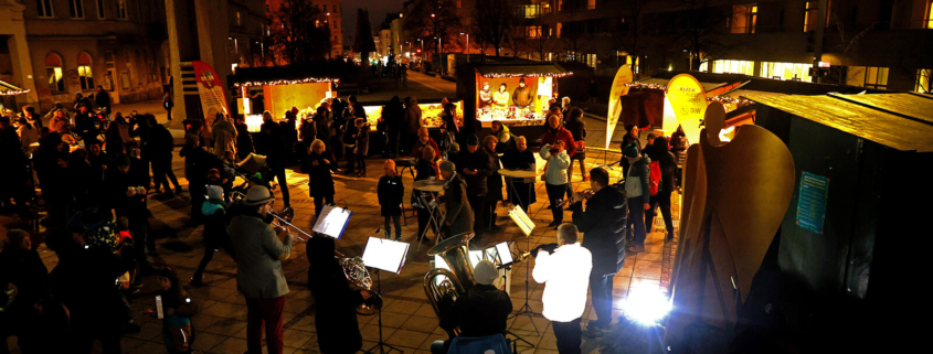 Blick über das Weihnachtsdorf Rudolfsheim-Fünfhaus bei Nacht