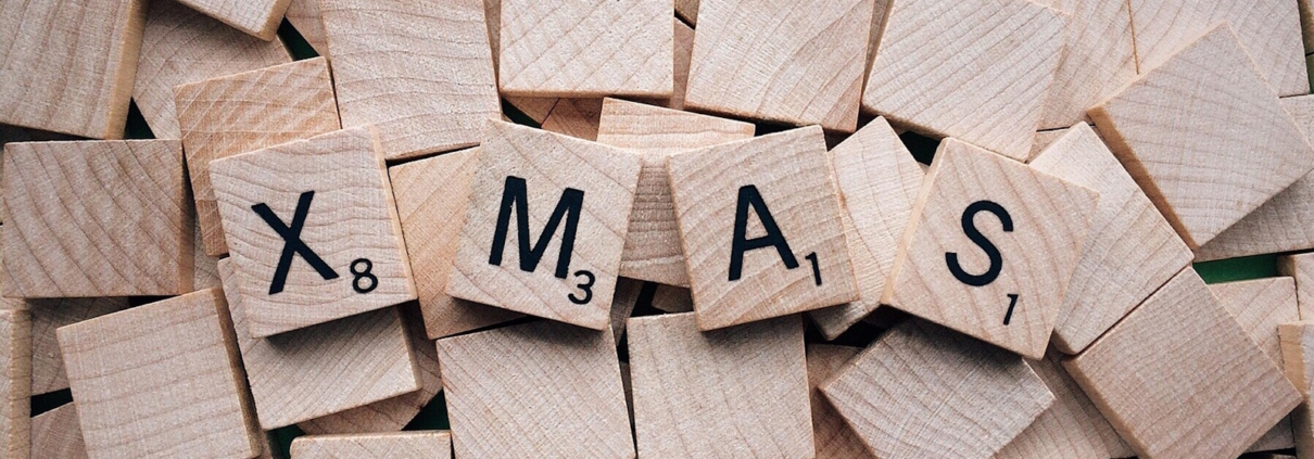 XMAS Buchstaben mit Holzwürfeln geschrieben