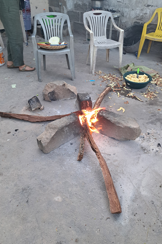 Eine primitive offene Feuerstelle