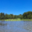 Ein See in Österreich mit einem Wäldchen am Ufer