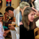 Ein geteiltes Bild - links ein Mäsdchen das die Erstkommunion empfängt, rechts eine Jugendliche die gefirmt wird
