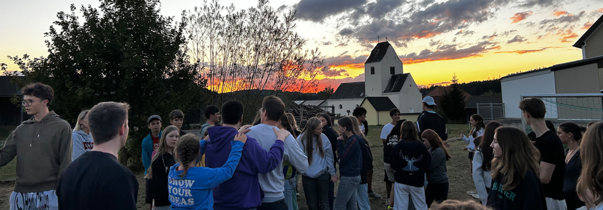 Kinder am Sommerlager in Sallingstadt bei Sonnenuntergang