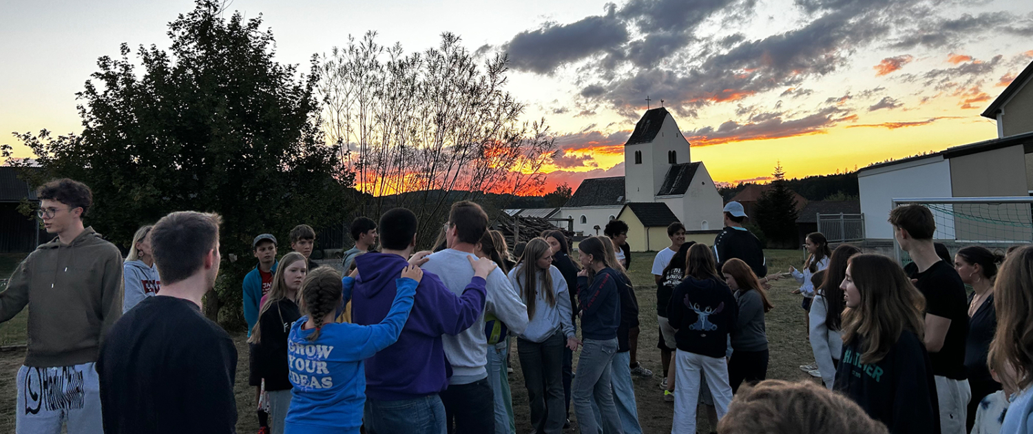 Sommerlager 2026 Kinder am Sommerlager in Sallingstadt bei Sonnenuntergang