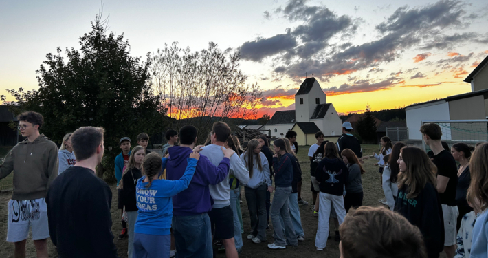 Kinder am Sommerlager in Sallingstadt bei Sonnenuntergang