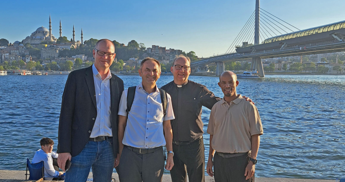 Pfarrer Martin Pater Endale und Bischof Glettler vor der Brücke am Goldenen Horn