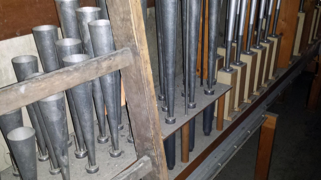 Verschmutzte Metallpfeifen der Rudolfsheimer Orgel